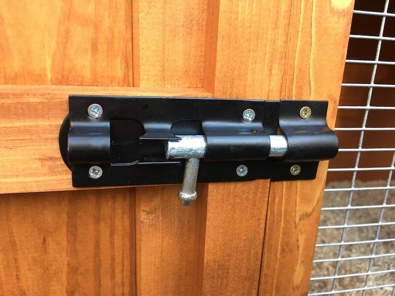 Standard latch for an outdoor guinea pig hutch